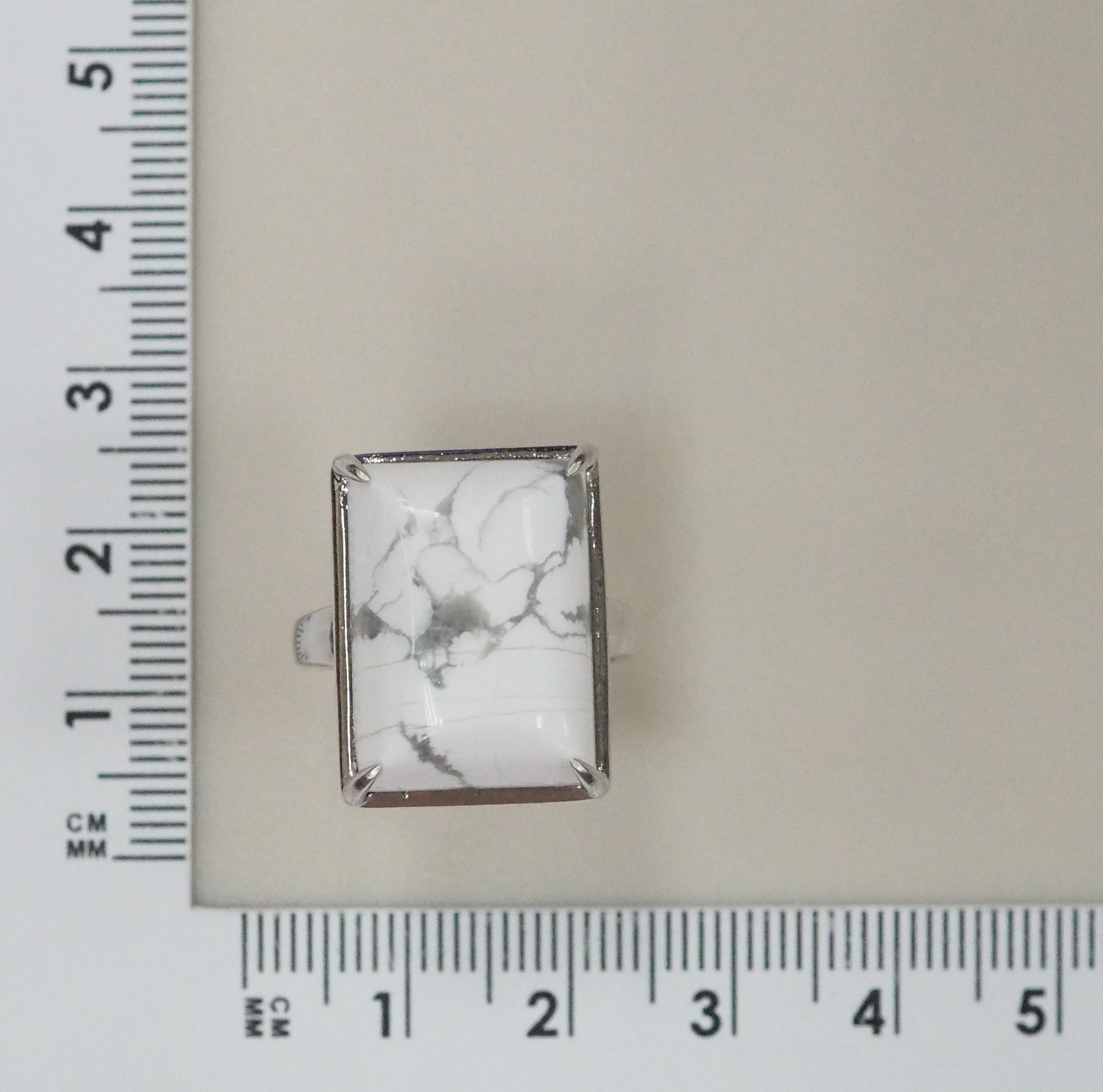 Серебряное кольцо с кахолонгом